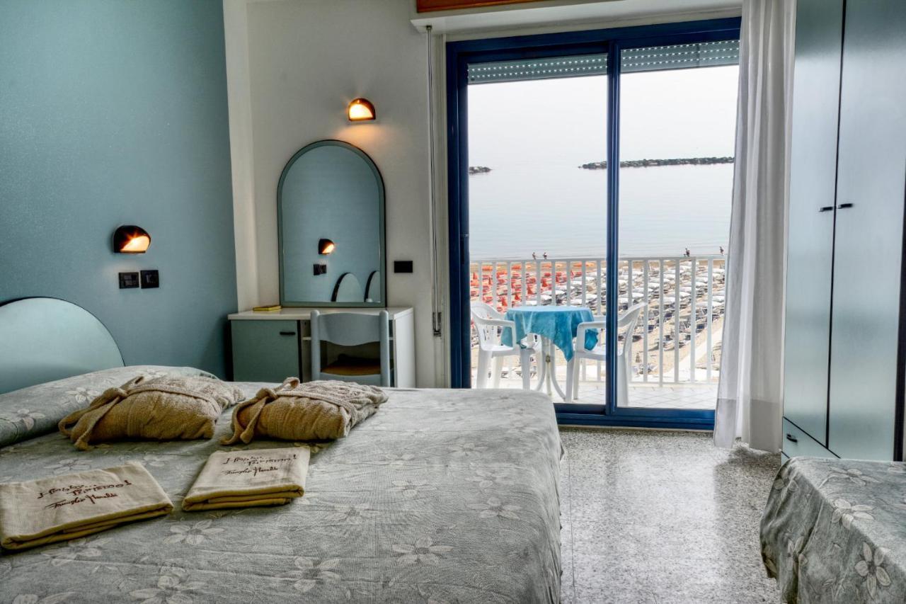 Hotel Royal Cesenatico Esterno foto