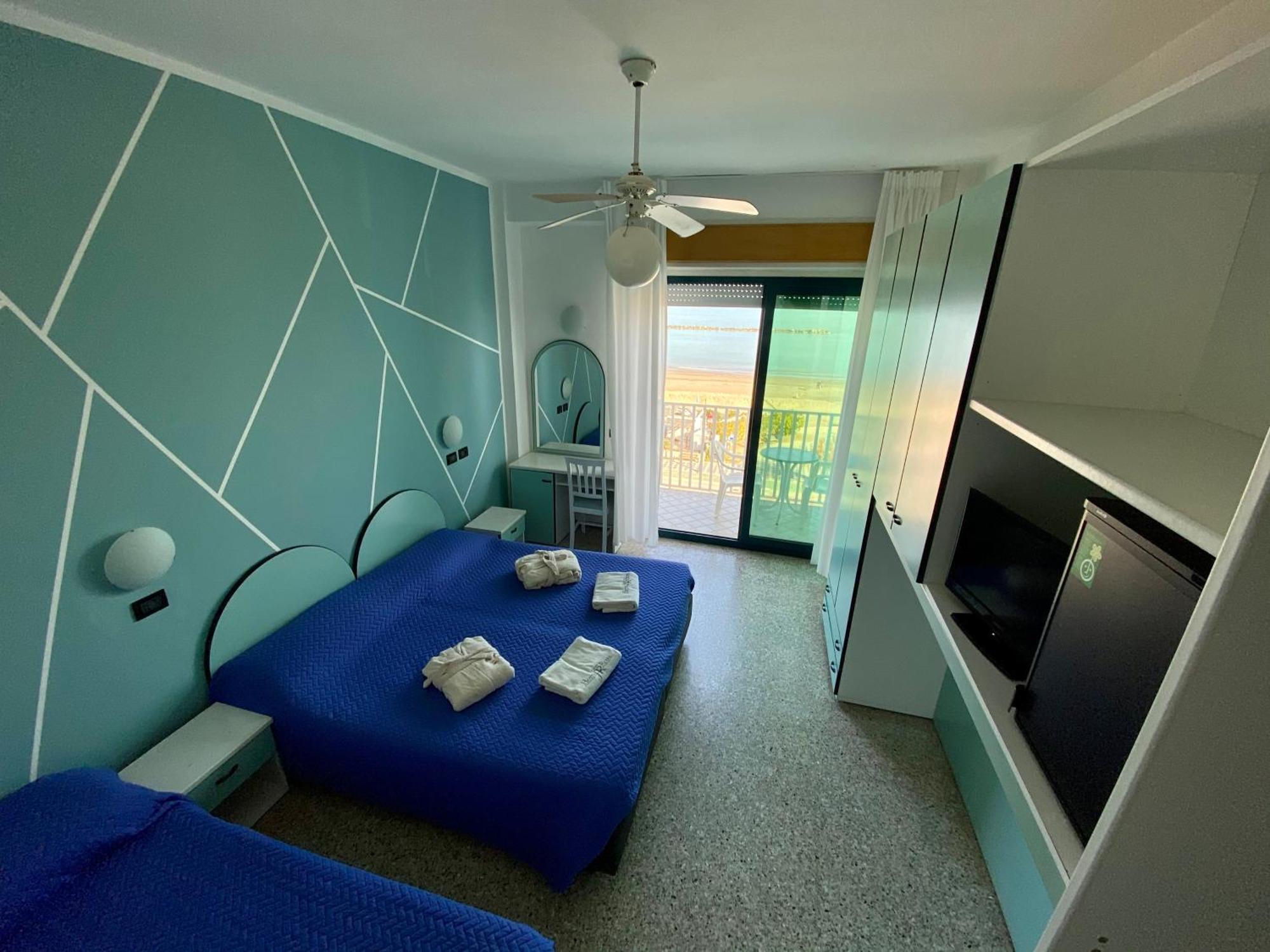 Hotel Royal Cesenatico Esterno foto
