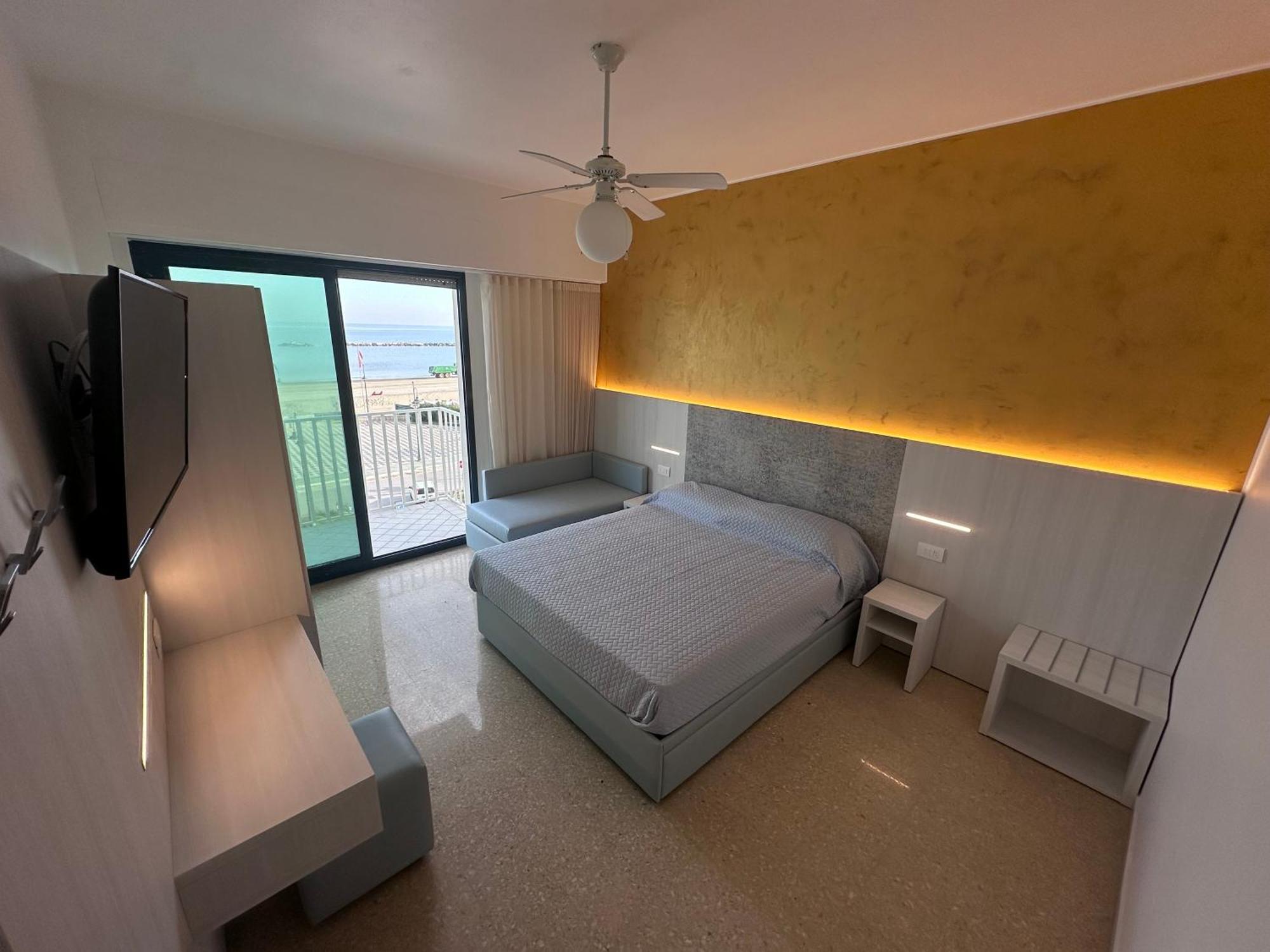 Hotel Royal Cesenatico Esterno foto