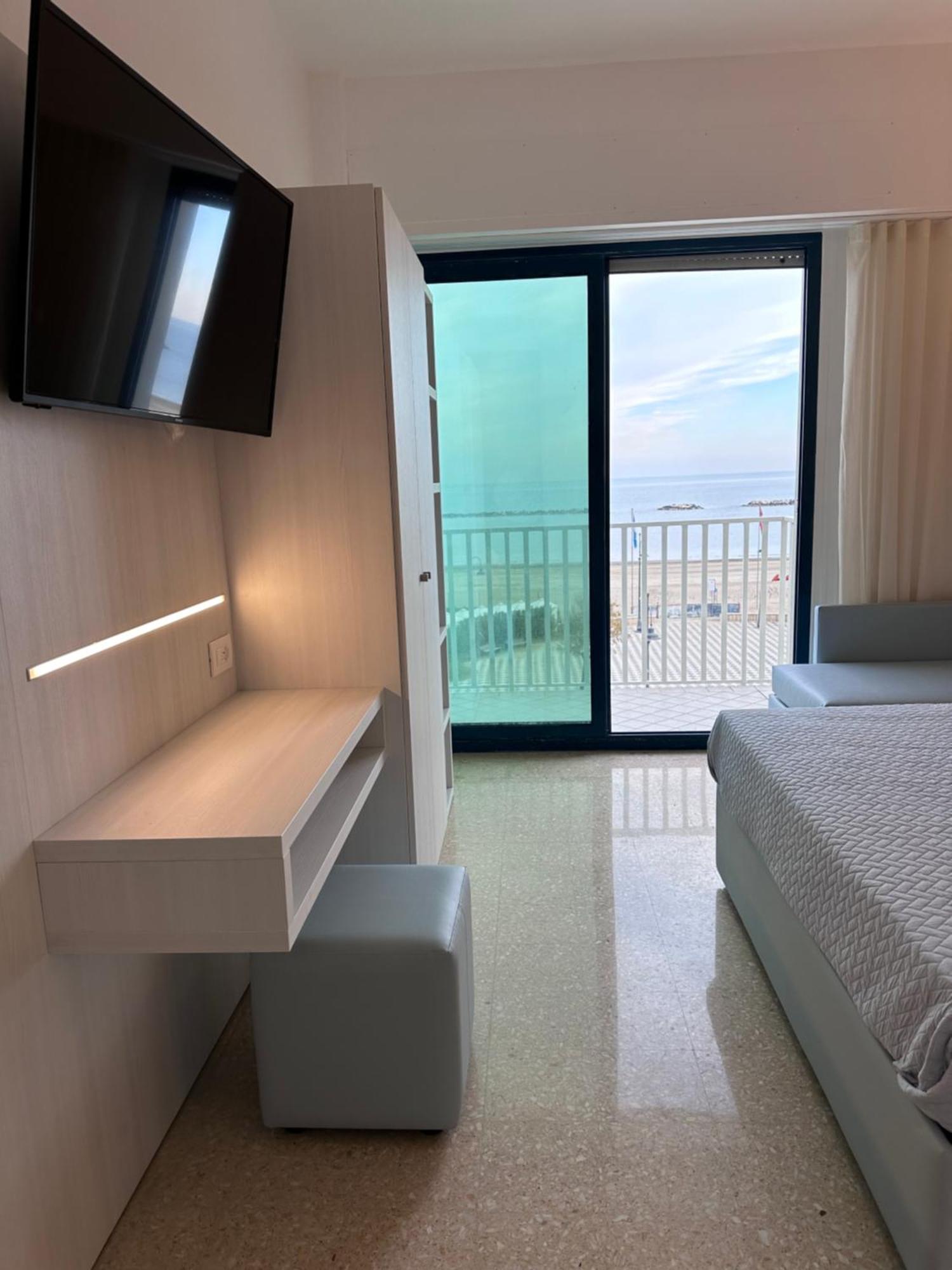 Hotel Royal Cesenatico Esterno foto